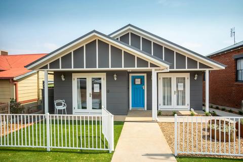 Kirsten Accommodation Parkes 3-Bedroom Villa located in Parkes CBD.