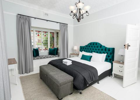 Kirsten Accommodation Parkes King size bedroom with window seat
