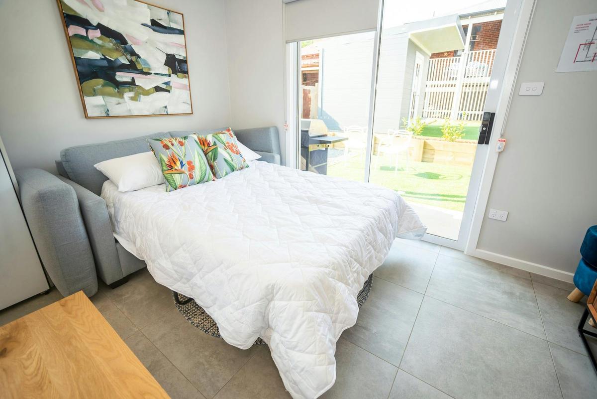 Kirsten Accommodation Parkes one bedroom villa sofa bed available