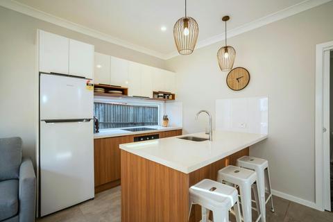 Kirsten Accommodation Parkes one bedroom villa full size kitchen and fully equipped.