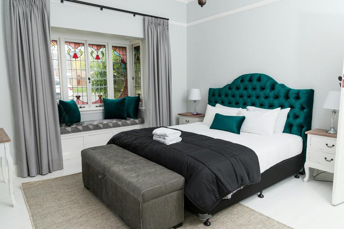 Kirsten Accommodation Parkes Deluxe Clarinda House Spacious King Size Bedroom Cottage