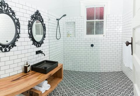 Kirsten Accommodation Parkes Deluxe cottage large bathroom with step through shower