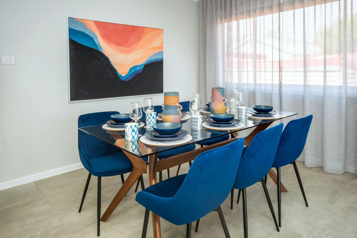 Kirsten Accommodation Parkes 3-Bedroom Villa open plan dining