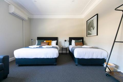Horse and Jockey Hotel Homebush - Queen & Single Room, Shared bathroom