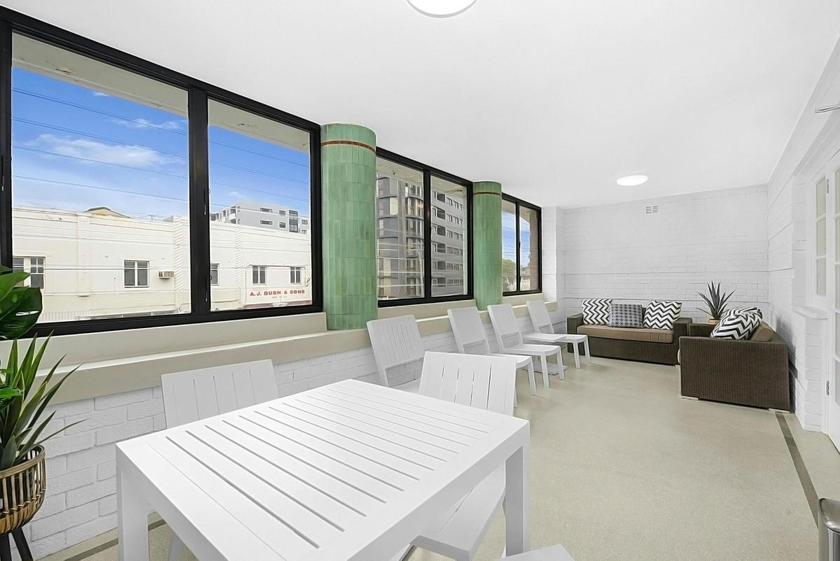 Horse and Jockey Hotel Homebush - Guest Lounge Balcony