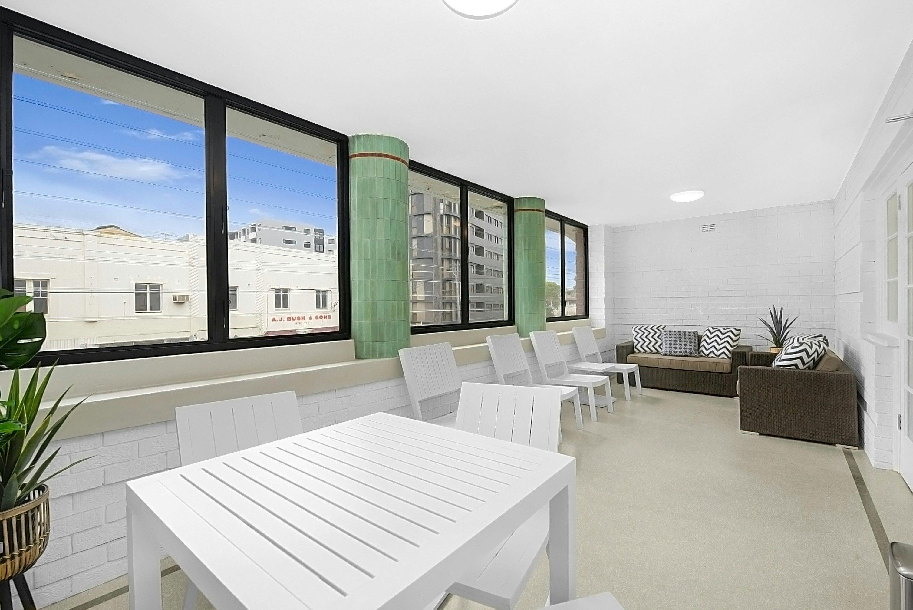 Horse and Jockey Hotel Homebush - Guest Lounge Balcony