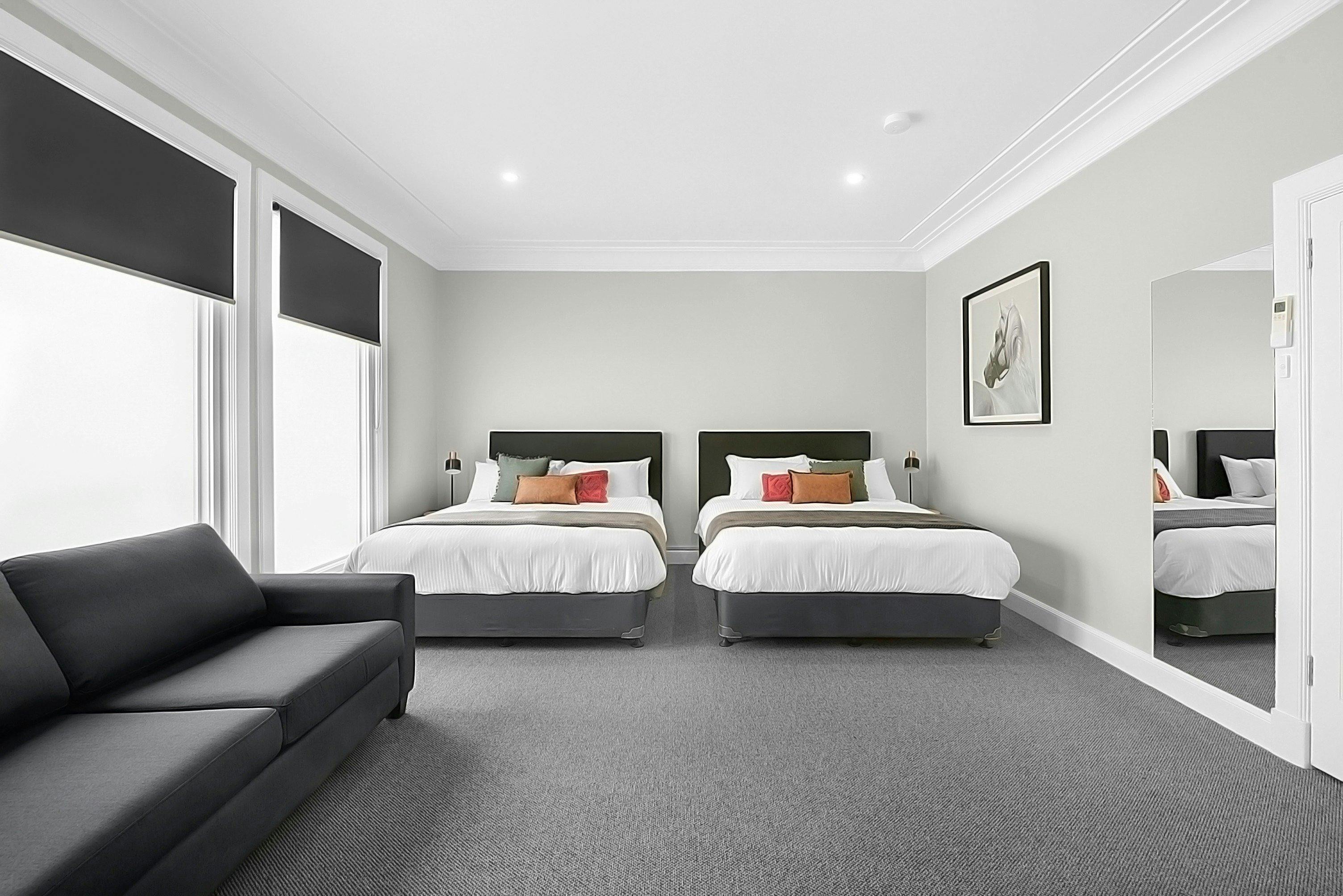 Horse and Jockey Hotel Homebush - Family Queen Queen Room, Shared bathroom