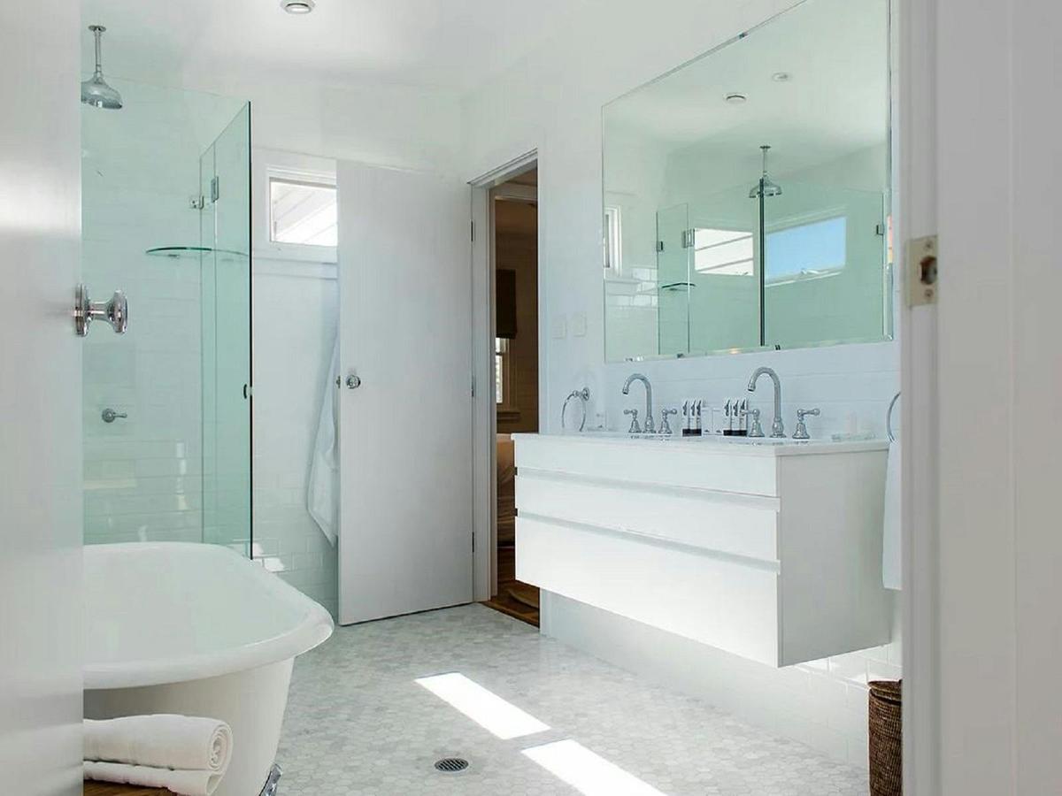 The Gardners Cottage bathroom