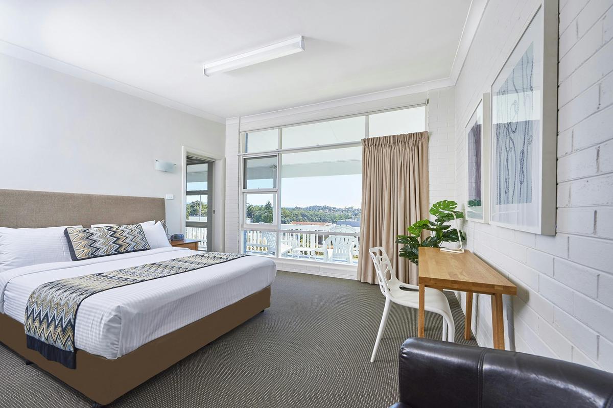 Apt 1,2,3 One Bedroom Apartment - queen sized bed, study desk and large balcony with views