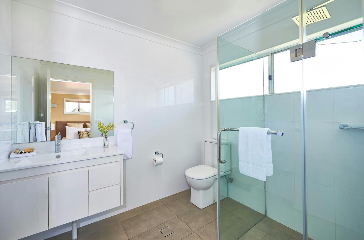 Studio Apartment: Bathrooom