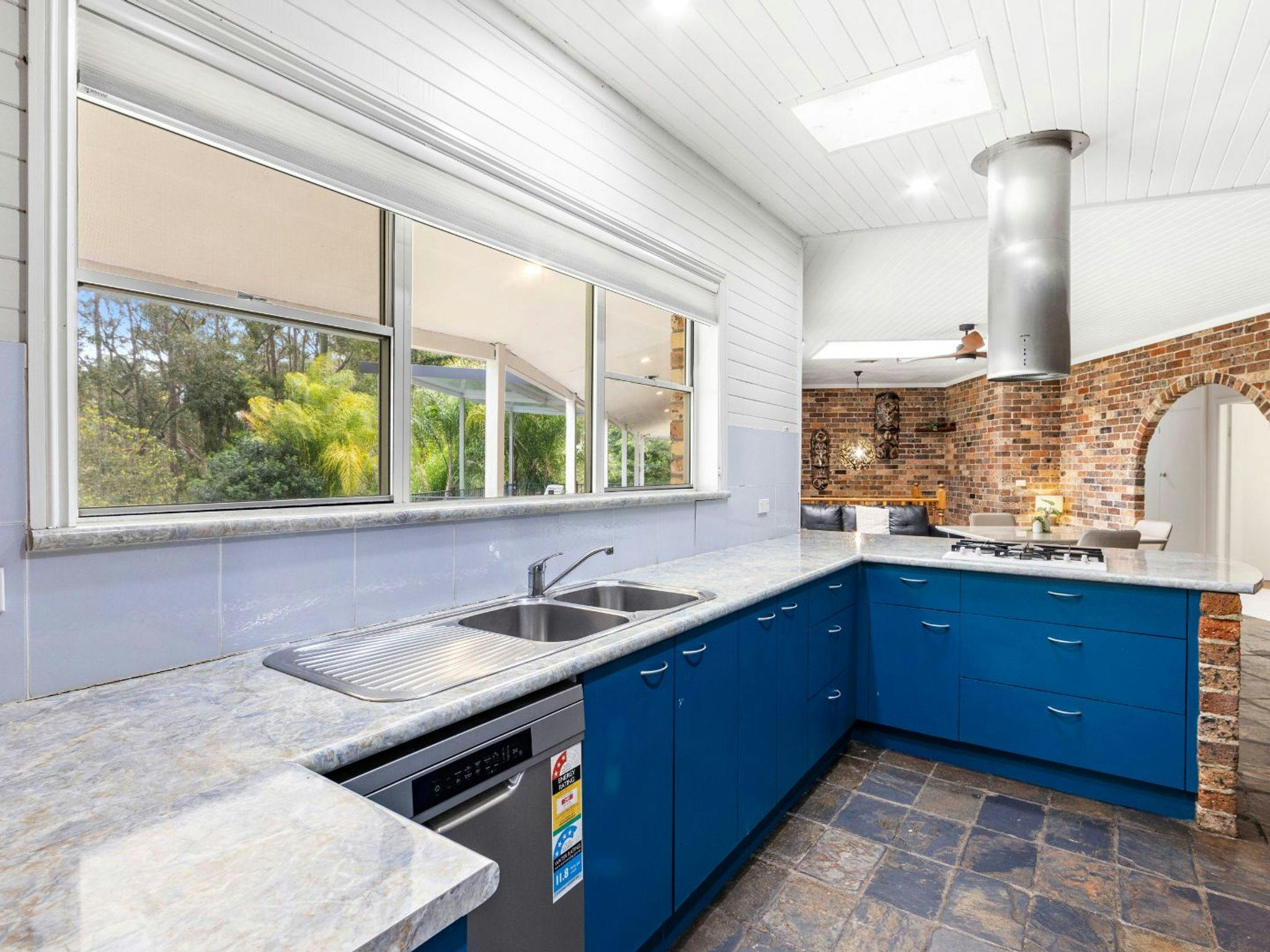 Island Retreat | Kitchen | Dishwasher | Cutlery | Air Fryer | River views