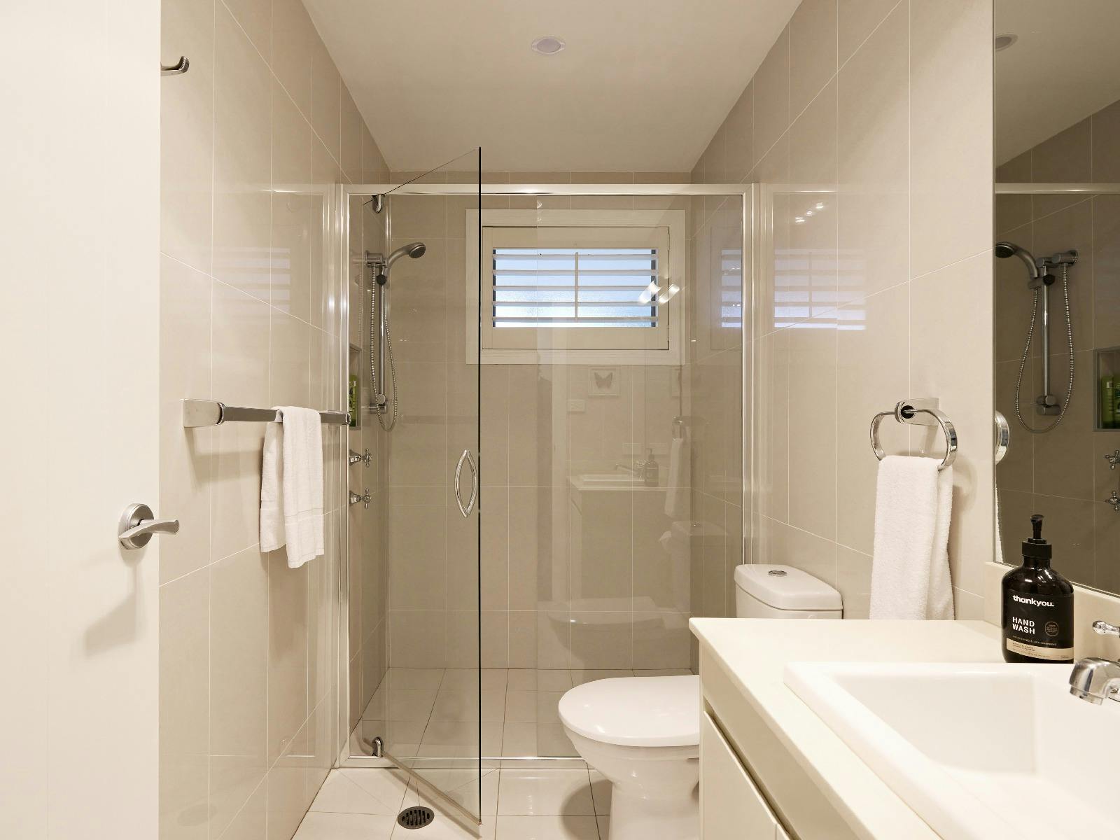 Greens On Eight bathroom