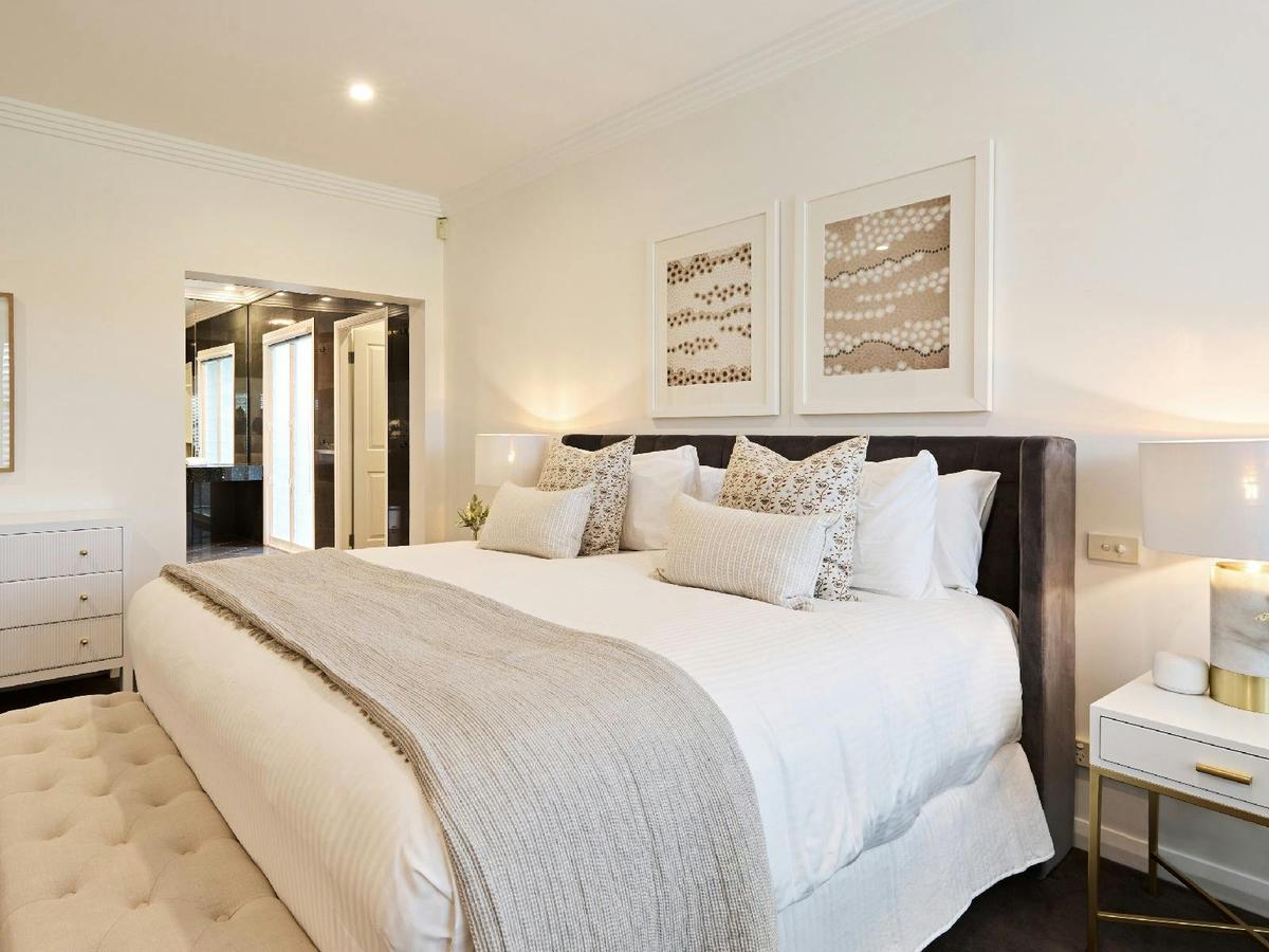 Greens On Eight master bedroom