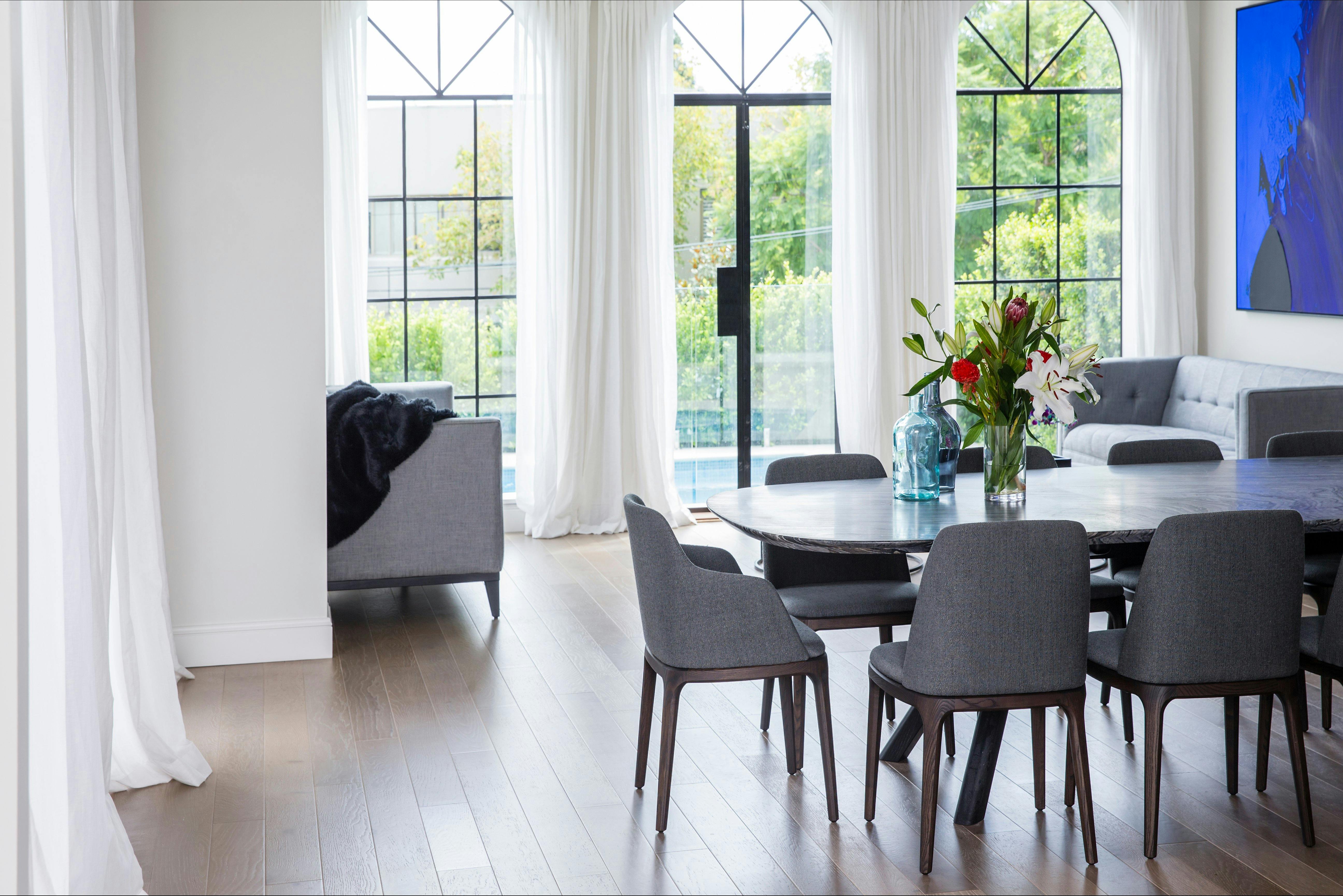 Lounge with a view on the swimming pool