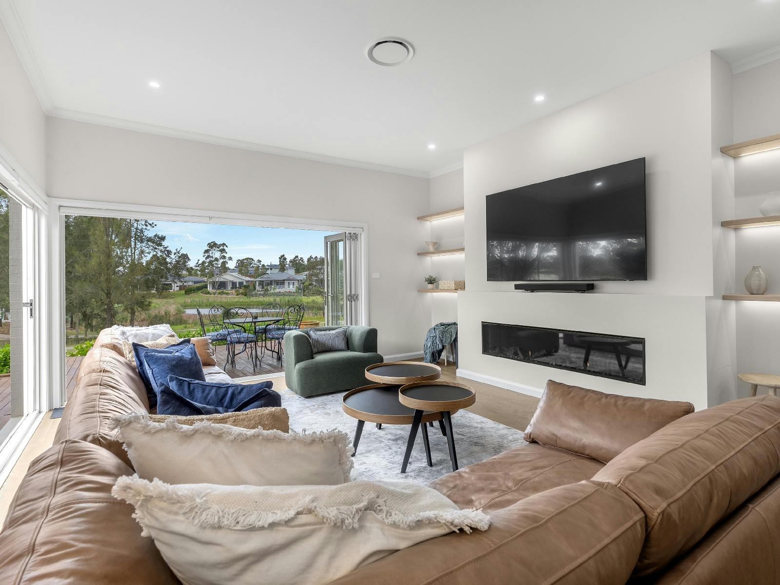 Hunter Retreat loungeroom overlooking the golf course
