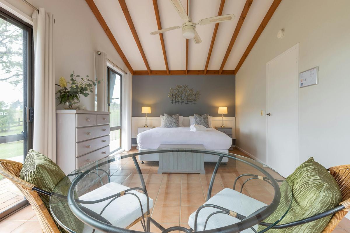 Hunter Gleann Cottage- Large King Bedroom