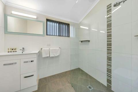 2 Bedroom Deluxe Cabin Bathroom