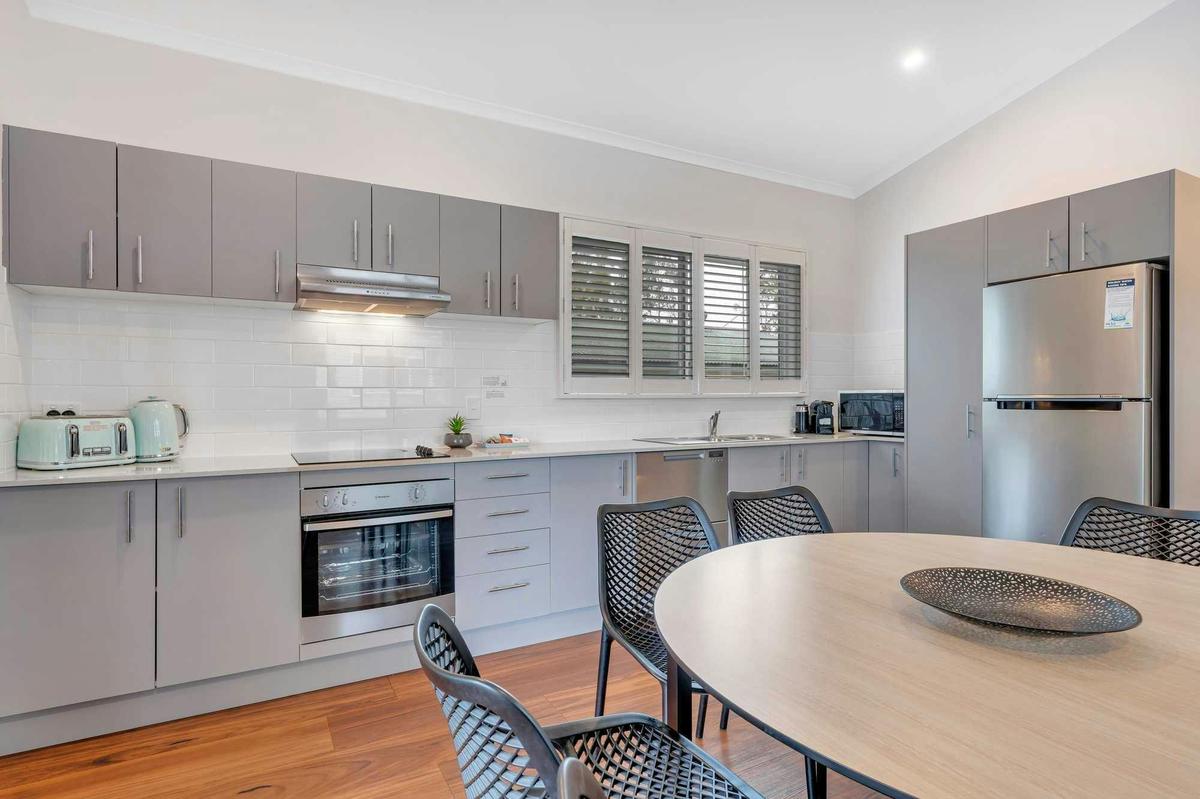 3 Bedroom Deluxe Family Suite Kitchenette