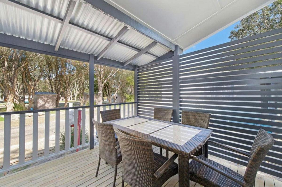 BIG4 Bonny Hills Bamboo Cottages Furnished Deck