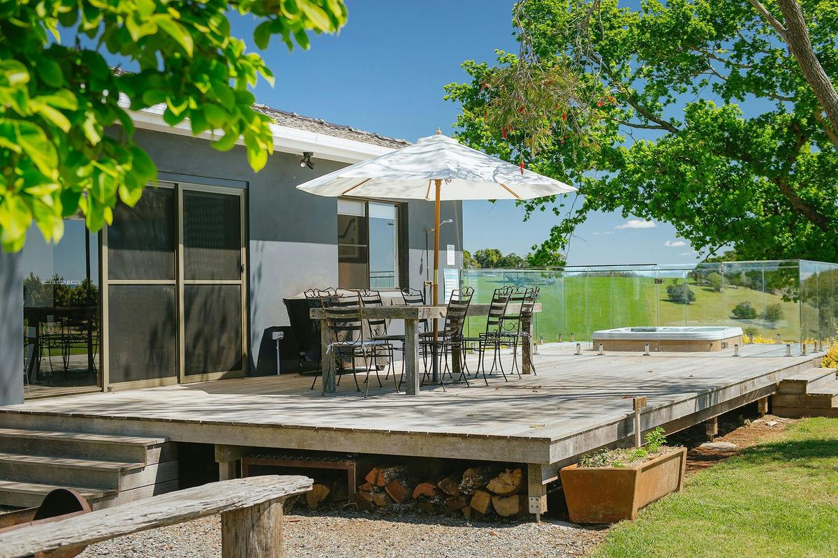 Spa. deck and alfresco dining under the stars.