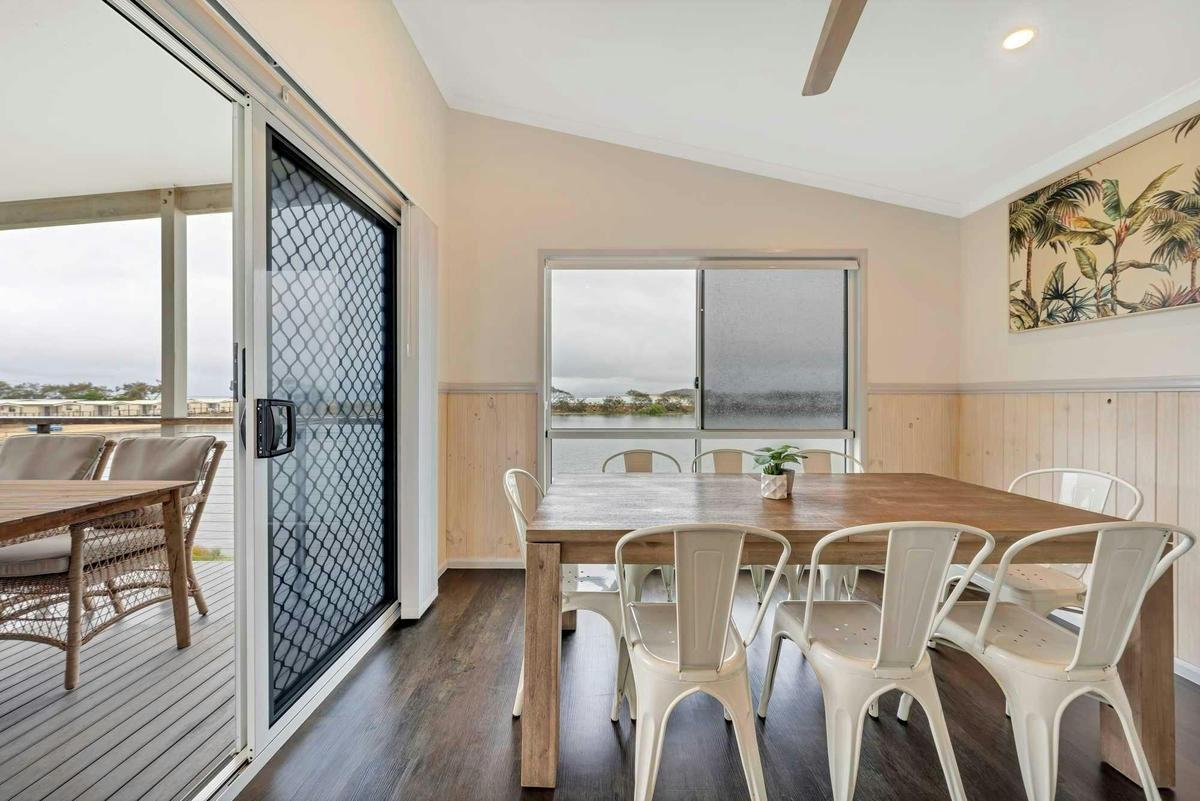 Ingenia Holidays Nambucca Heads 3 Bedroom Waterfront Superior Cabin Dining Room