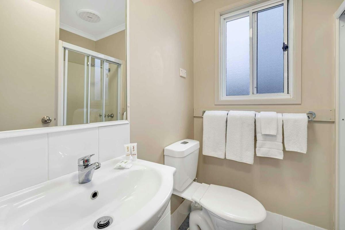 Ingenia Holidays Nambucca Heads 1 Bedroom Standard Cabin - Bathroom