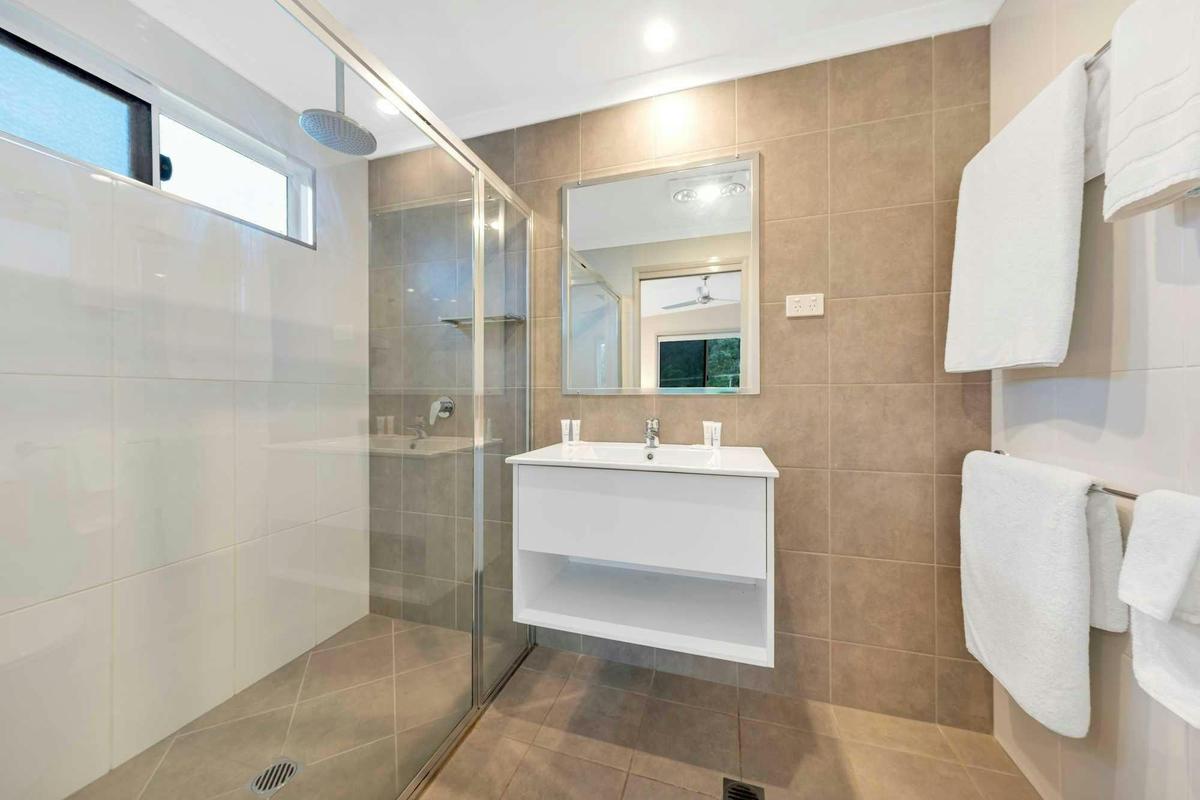 Ingenia Holidays Nambucca Heads 3 Bedroom Waterfront Superior Cabin Bathroom