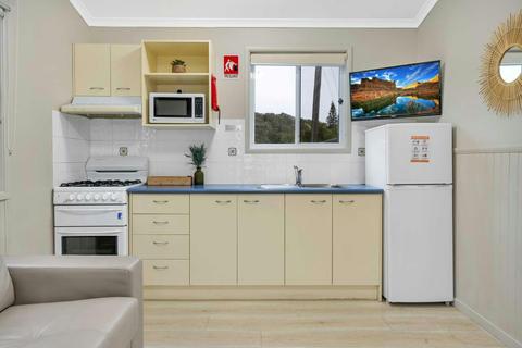 Ingenia Holidays Nambucca Heads 1 Bedroom Standard Cabin - Kitchen