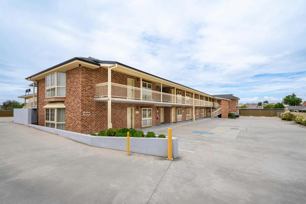 Cozy two-story motor inn with convenient access and stunning views. Book now for a comfortable stay