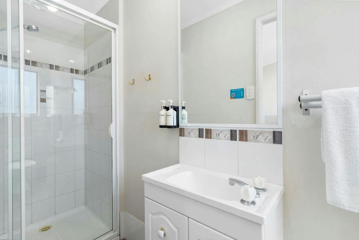 Studio Queen Room Bathroom