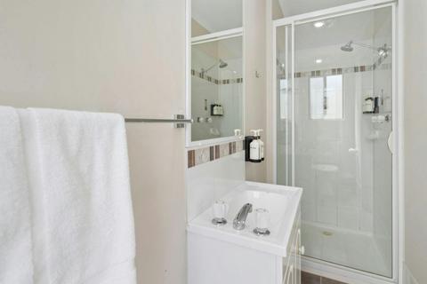 Studio Twin Room Bathroom