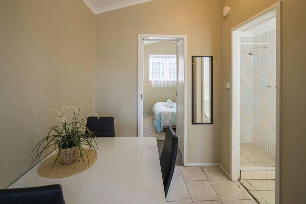 1 Bedroom Budget Cabin Dining