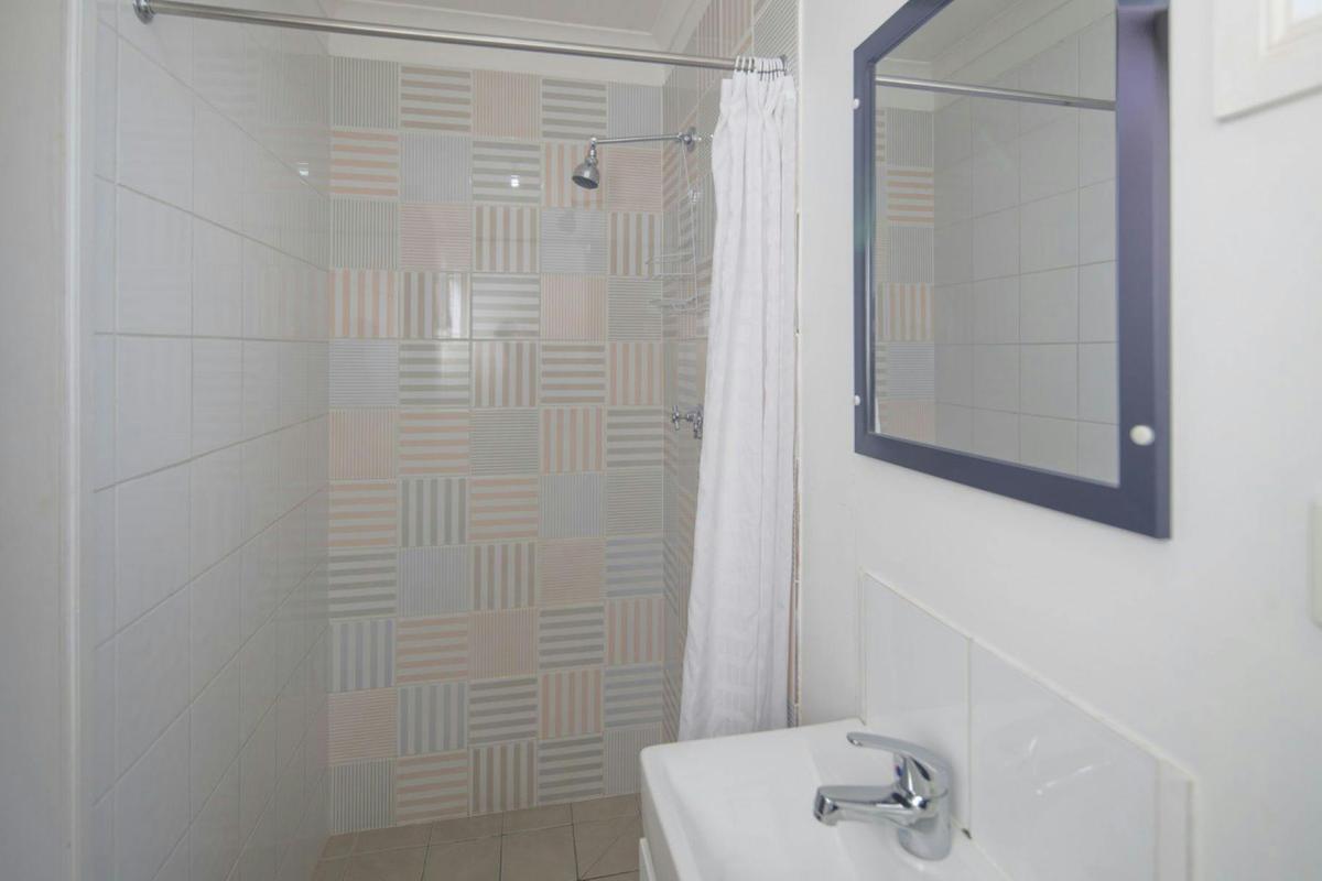 1 Bedroom Budget Cabin Bathroom