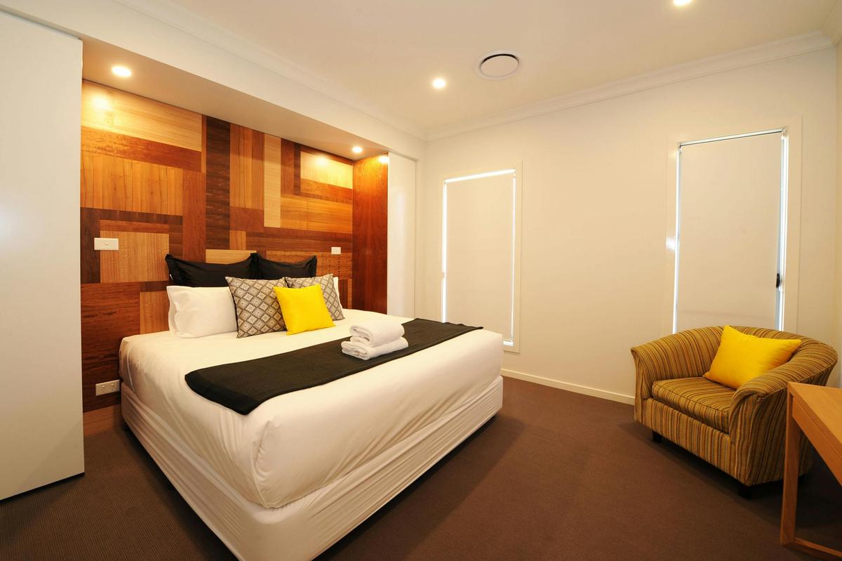 Kirsten Accommodation Mudgee Victoria House King ensuited bedroom