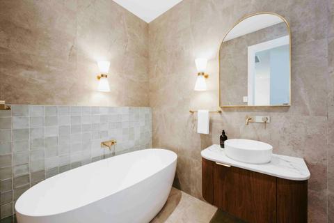 Kirsten Accommodation Heidi House  Main bathroom with freestanding bath tub