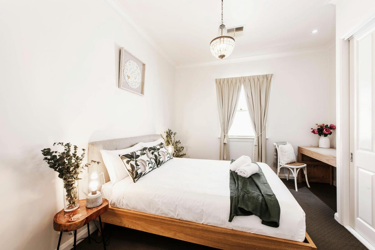 Kirsten  Accommodation Lux Mudgee Cottage Queen bedroom with desk