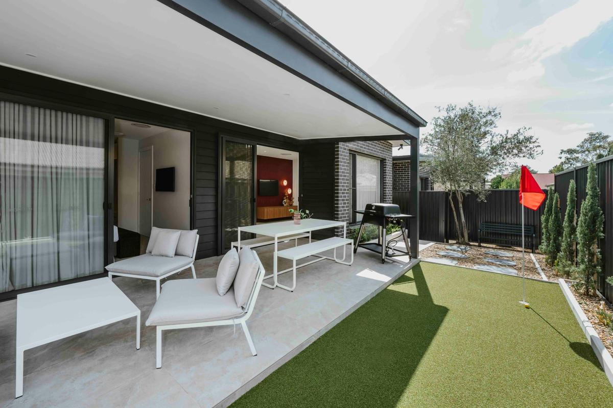 Kirsten Accommodation Olivia House Alfresco dining and lounge with Putt Putt Golf