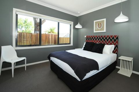 Kirsten Accommodation Huntar House Queen size ensuited bedroom