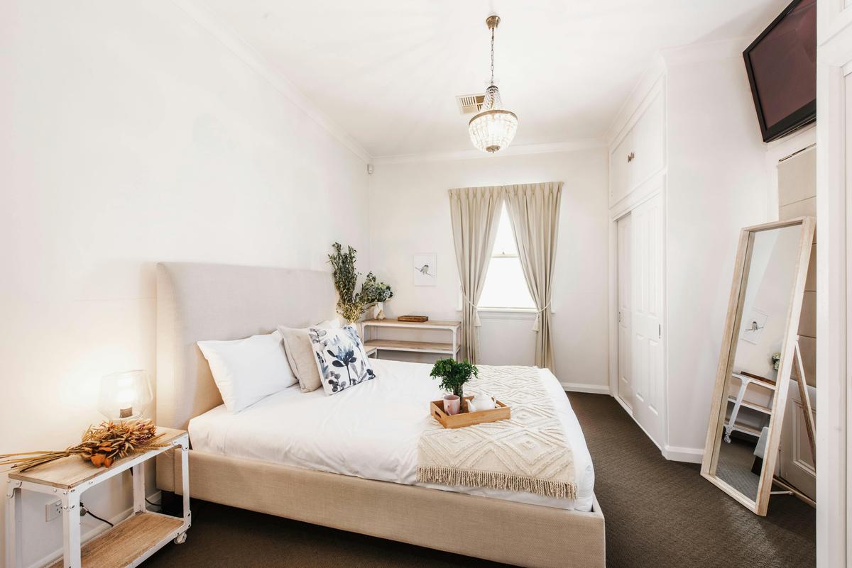 Kirsten  Accommodation Lux Mudgee Cottage Queen bedroom