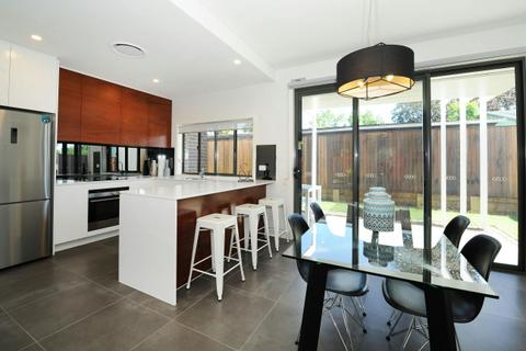 Kirsten accommodation Mudgee Lewis House Open Plan kitchen Dining