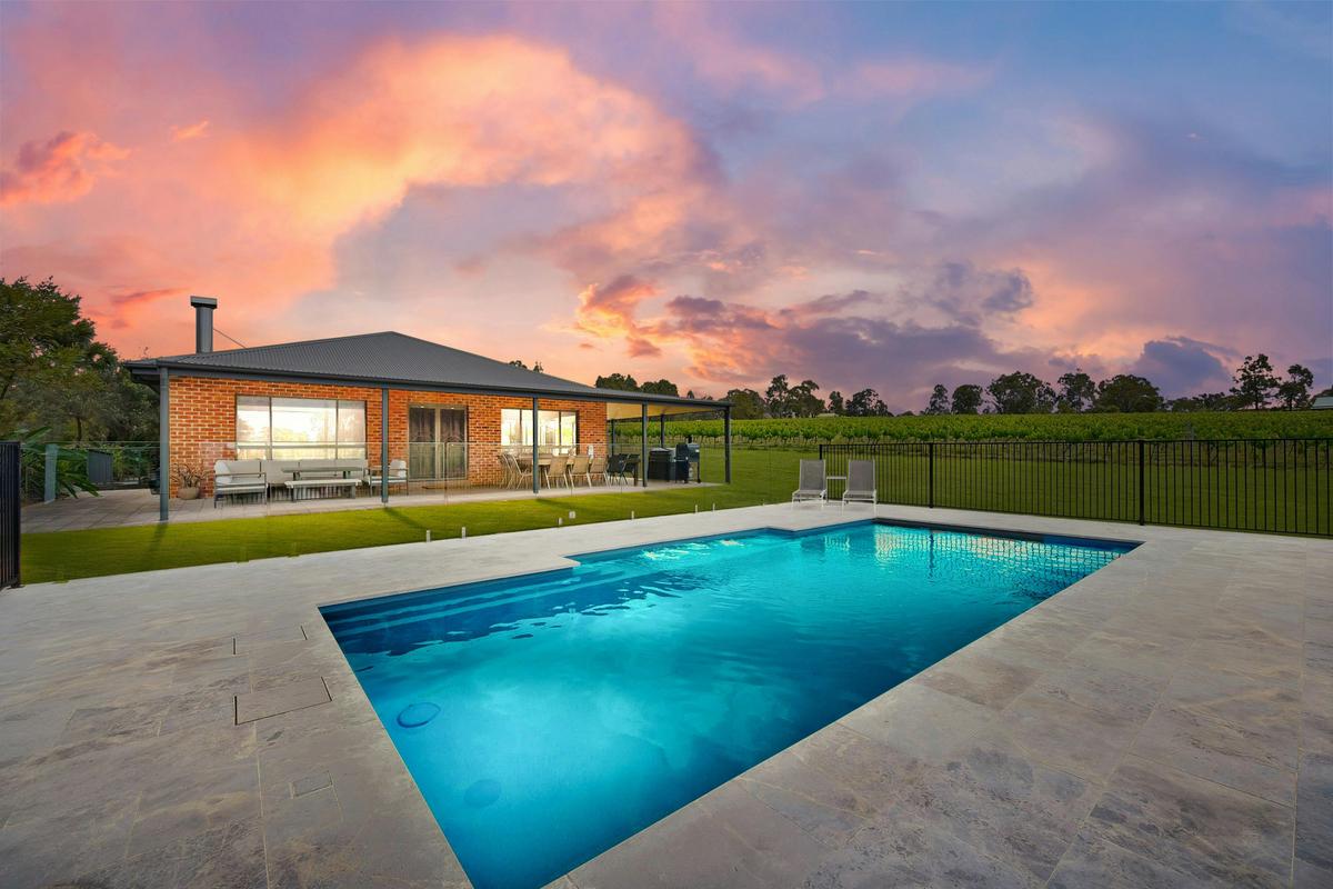 Ironstone Estate Lodge Swimming Pool
