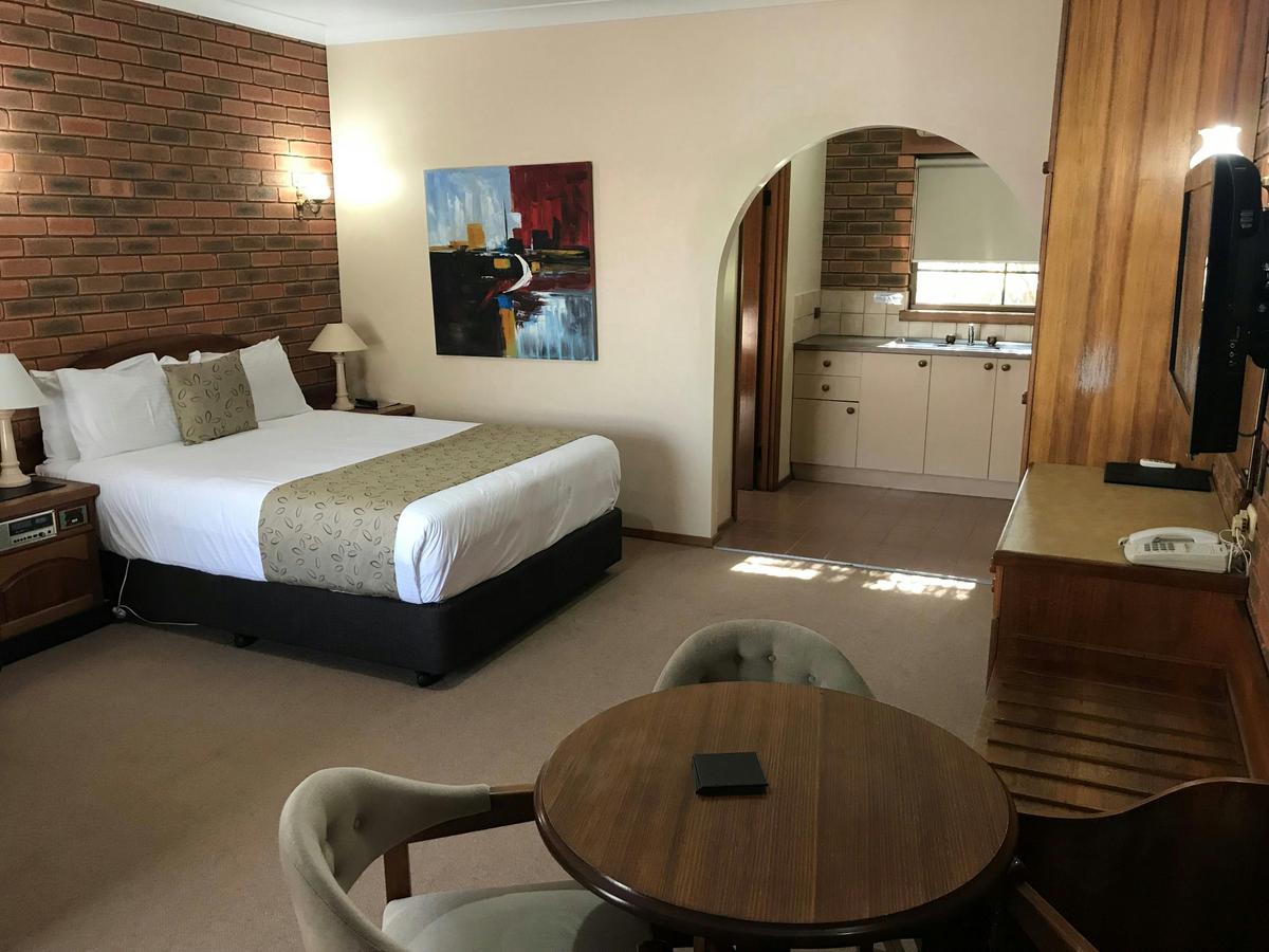 Deluxe Twin room Queen & Single