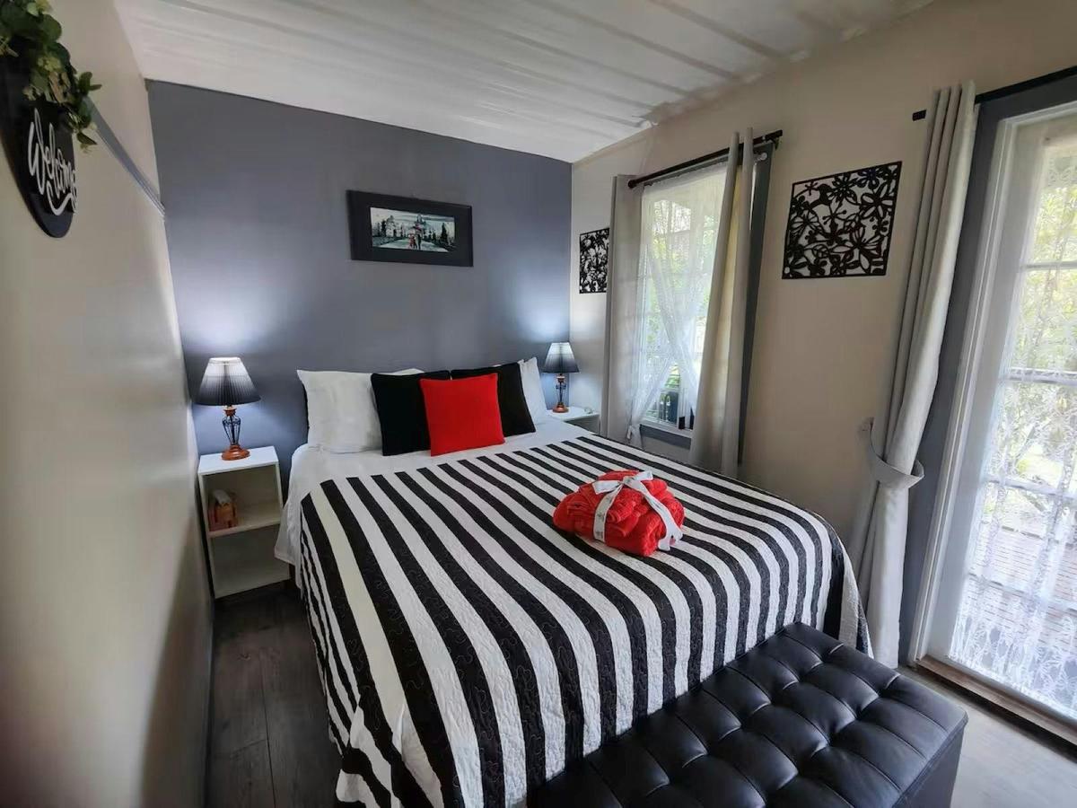 Bedroom end - Queen size bed
