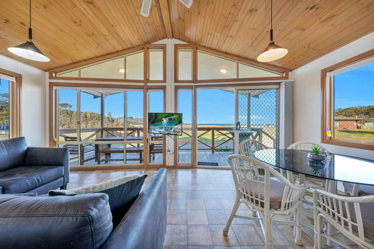 2 Bedroom Deluxe Cabin - 6b Living