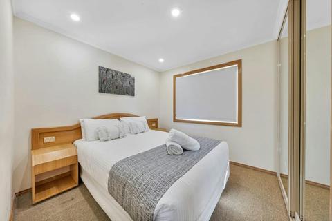 2 Bedroom Deluxe Cabin - 6b Bedroom