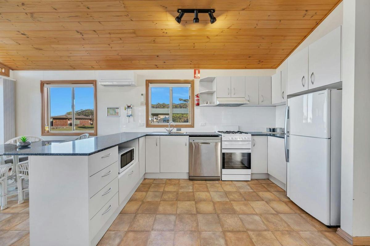 2 Bedroom Deluxe Cabin - 6b Kitchen