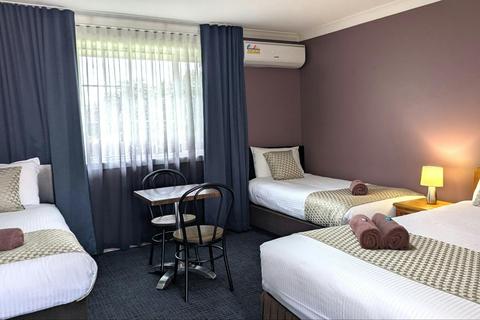 Queen & 2 Singles Room