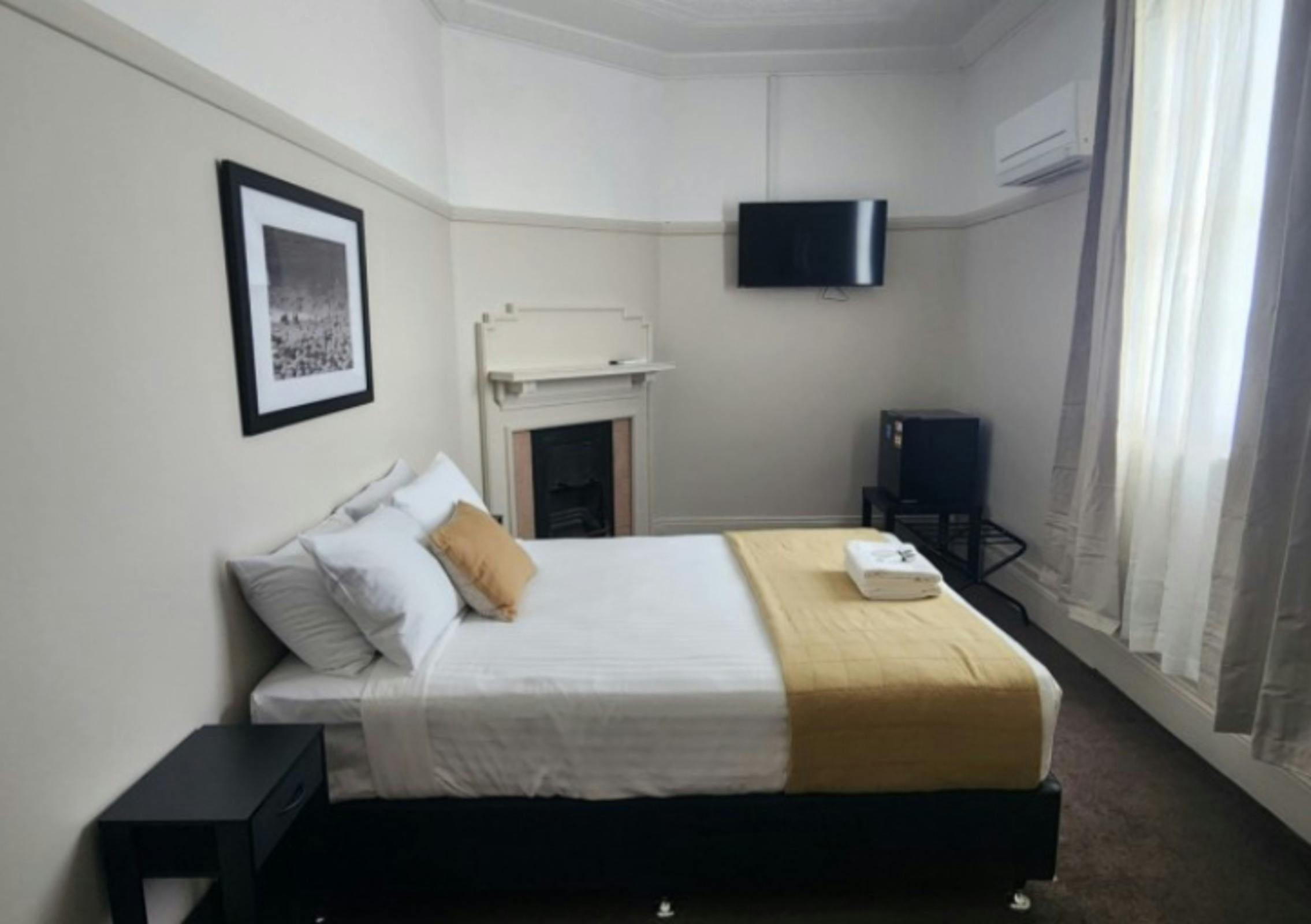 Islington Barracks Hotel Queen 1