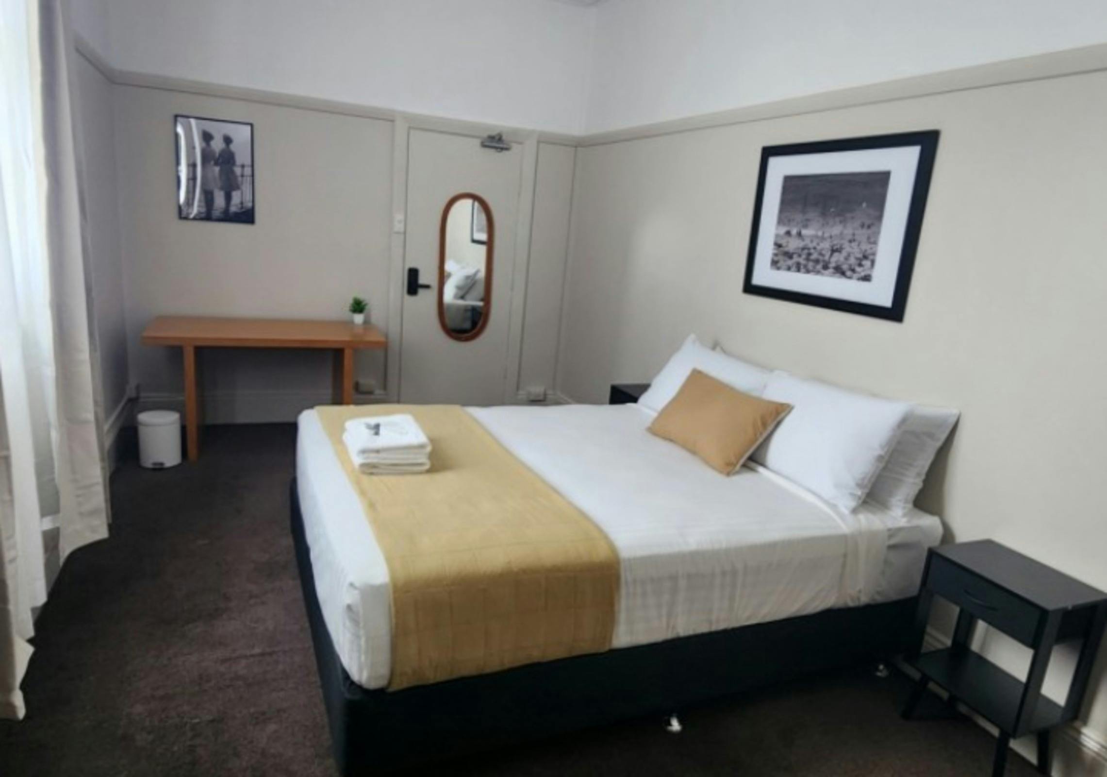 Islington Barracks Hotel Queen 2