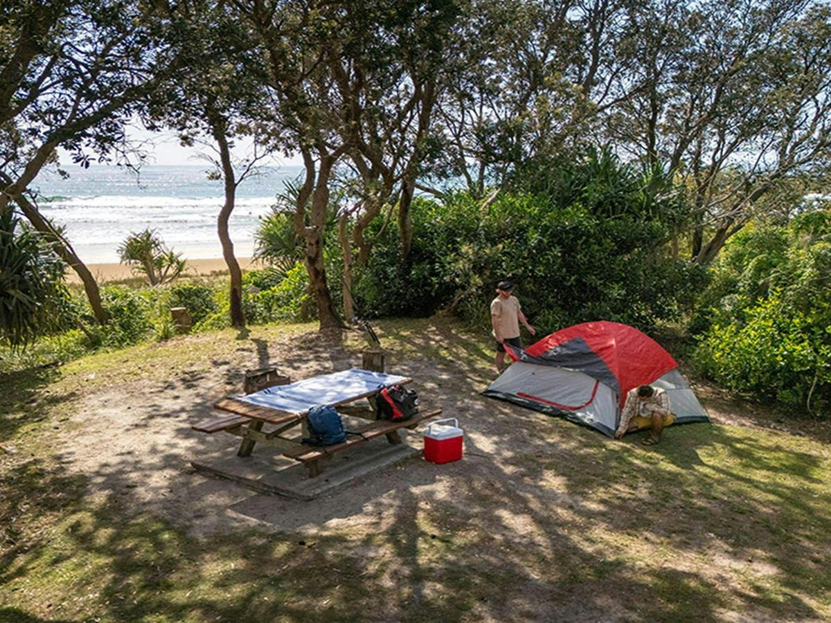 Campers setting up their tent at Illaroo campground. Credit: John Spencer &copy; DCCEEW